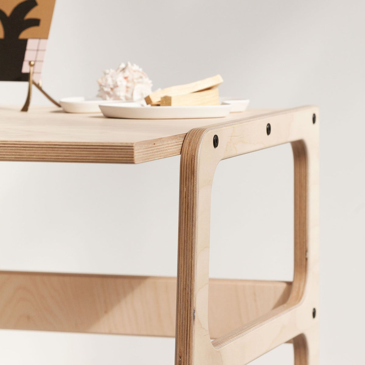 detail-of-wooden-minimalist-desk-handmadedetail-of-wooden-minimalist-desk-handmade