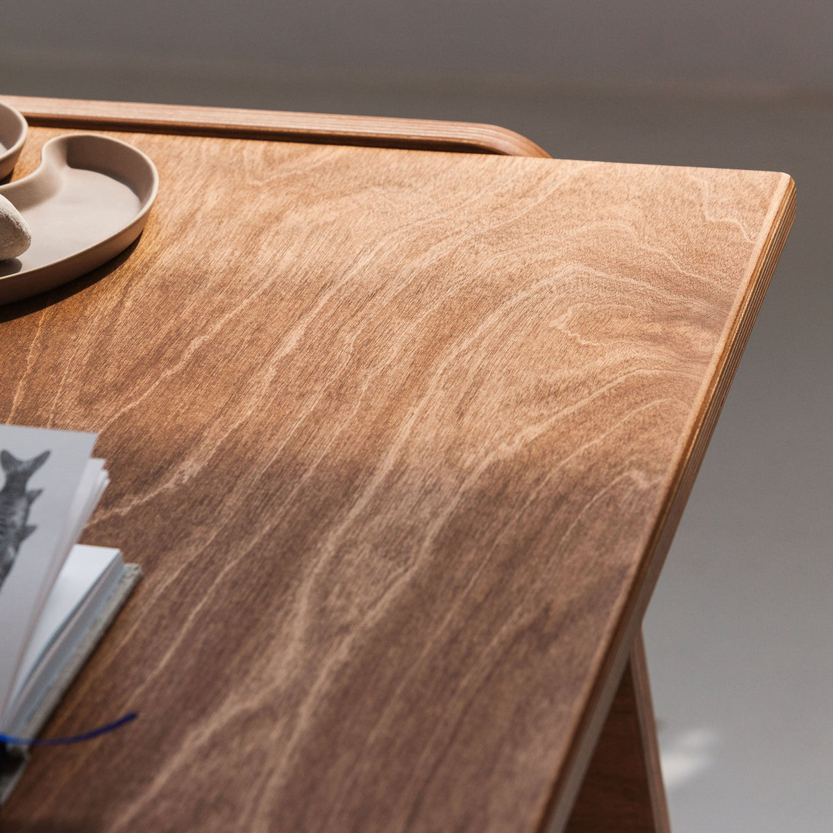     detail-wooden-modern-desk